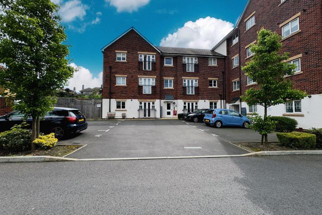 Flat for sale in Treetops Close, Grays