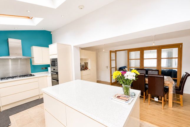 190, Hunters Park Avenue, Bradford photo 4
