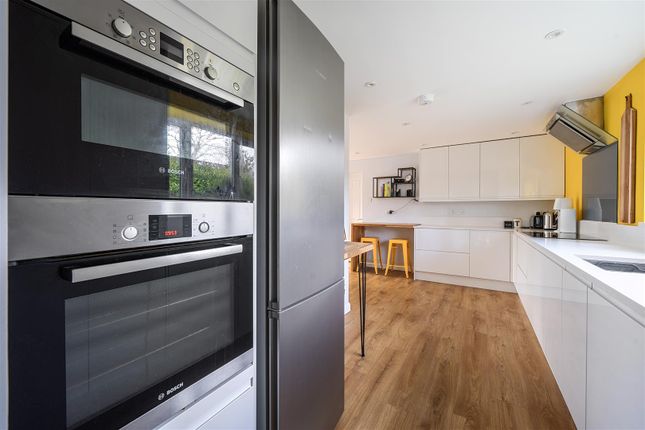 18, Lyneham Road, Crowthorne photo 3