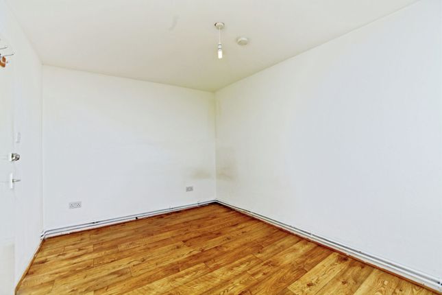 Flat 83/Copeland House, Garratt Lane, London photo 4
