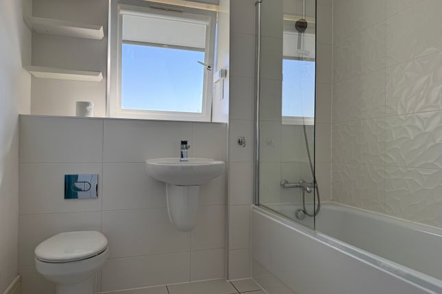 46, Milton Keynes photo 4