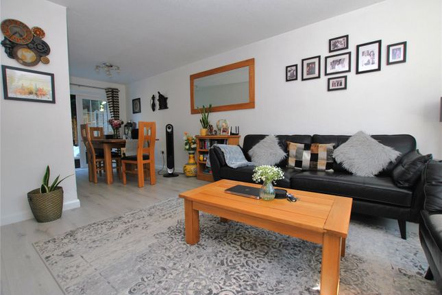 10, Ecob Close, Guildford photo 4
