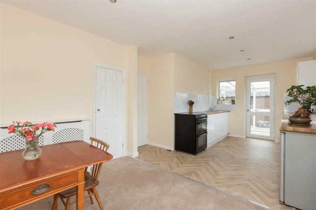 2, Benedict Close, Worthing photo 4