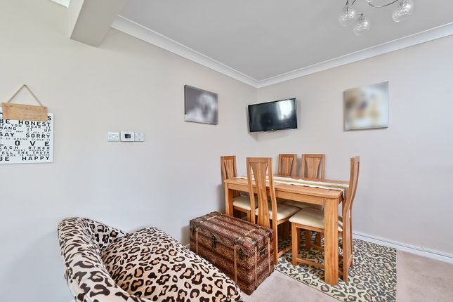 93, Beaulieu Gardens, Camberley photo 4