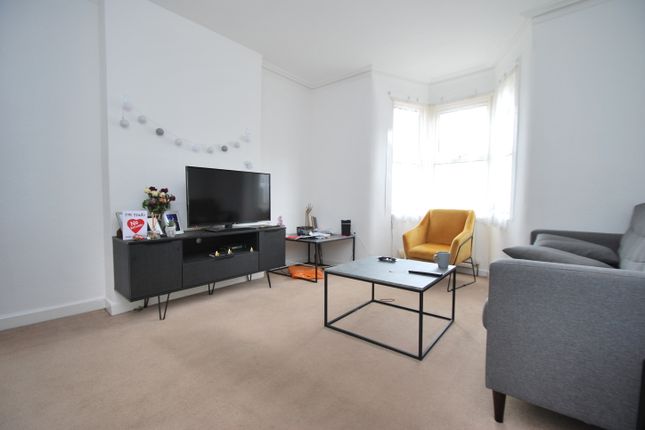 Thumbnail Flat to rent in Inverness Road, Bath
