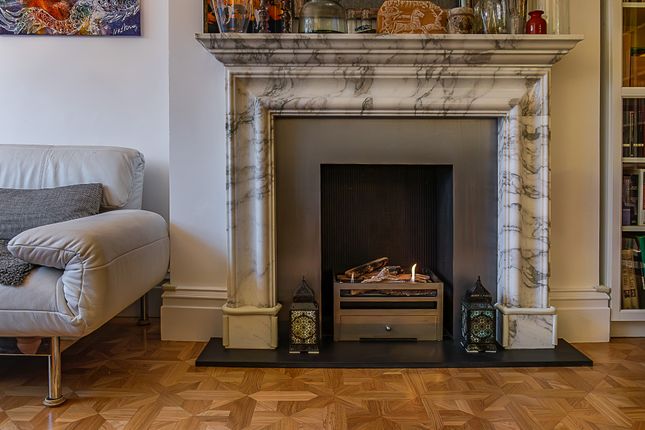 2-bed flat on Friars Lane, Richmond, £1,195,000