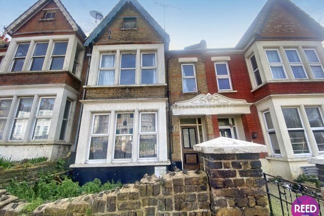 Flat to rent in York Road, Southend