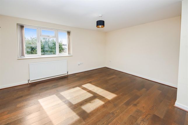 Flat for sale in Mowbray Road, Cambridge