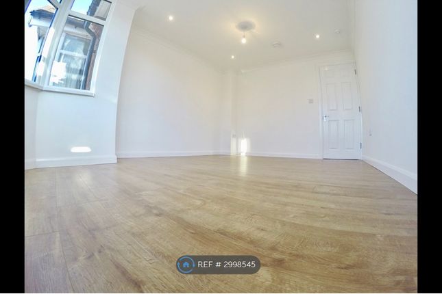 Flat  B Lynwood Road, London photo 5