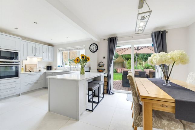 2, Heather Close, Wokingham photo 4