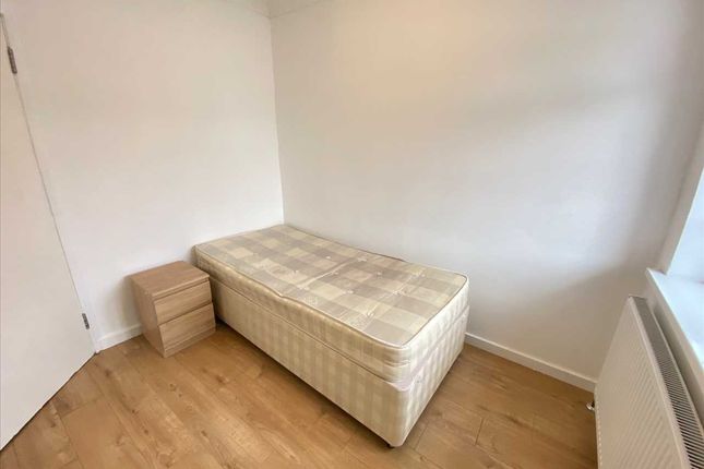 Single Rm, 20, St Andrews Road, Acton photo 2