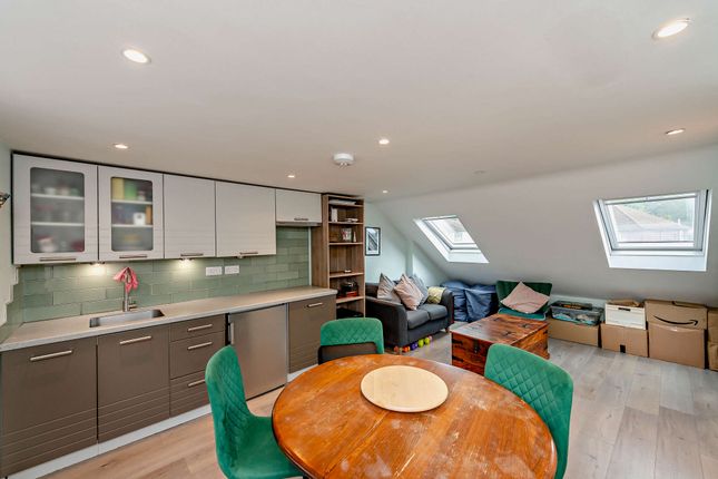 81, Woodcote Avenue, London photo 2