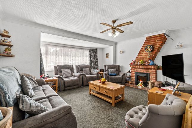 2, Osborne Close, Hanworth photo 2