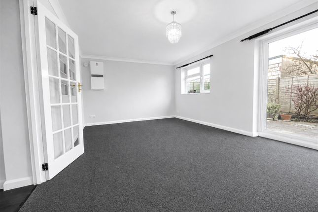16A, Victoria Gardens, Hounslow photo 3