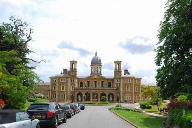 Flat to rent in Princess Park Manor, Friern Barnet