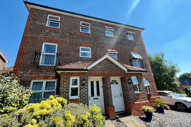 4 bed semi-detached house to rent in Overbecks, Newbury RG14