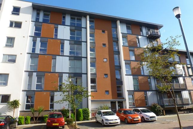 Flat to rent in Commonwealth Drive, Crawley