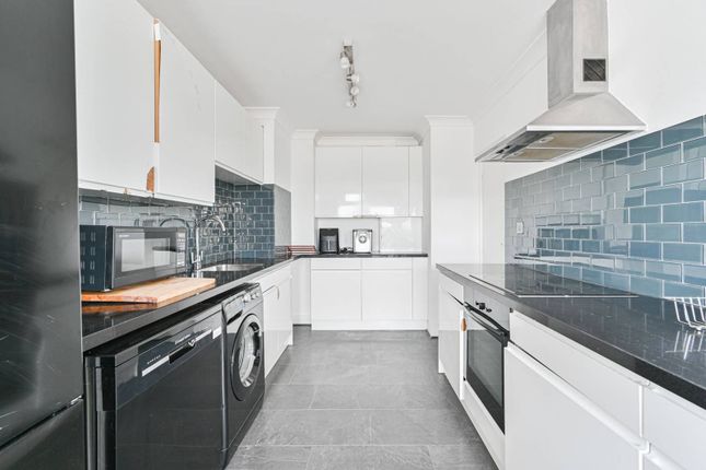 Flat to rent in Pinter House, Clapham, London