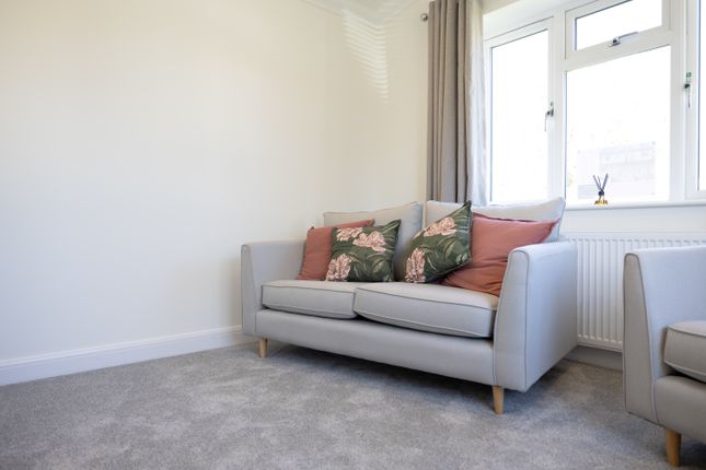 48, Rose Park, Ottershaw photo 4