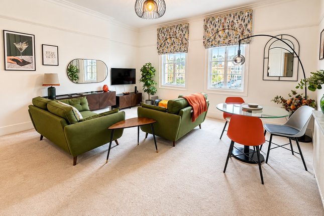 Flat 2, 2 Victoria Parade, Torquay photo 3