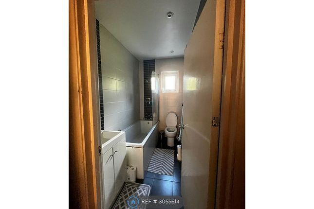 First Floor, St Stephens Avenue, Shepherds Bush, London photo 4
