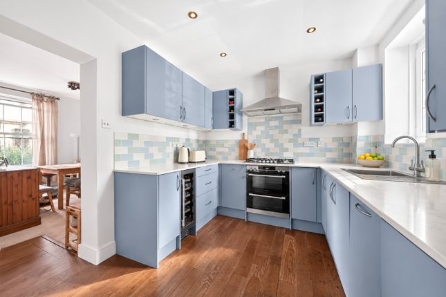 Flat 18, Pearce House, Tilson Gardens, London photo 4