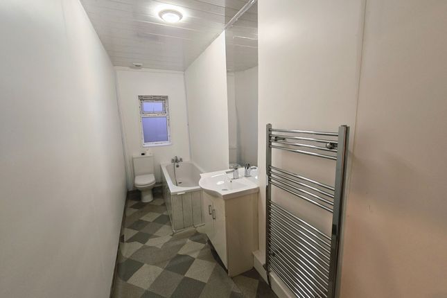 106 Newlands Place, Bradford photo 4