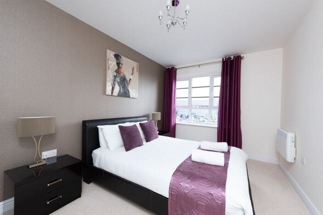 Flat to rent in Wallis Square, Farnborough