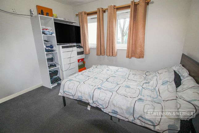 Flat for sale in Pool Close, West Molesey