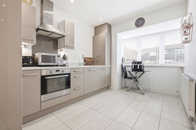 2 Walton Avenue, Basildon photo 2