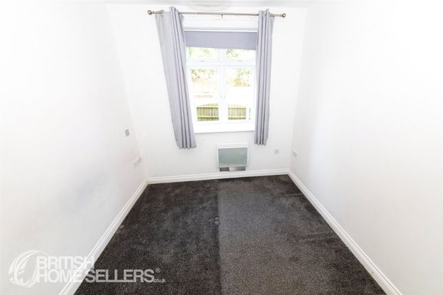 Flat for sale in Ettingshall Road, Bilston, West Midlands
