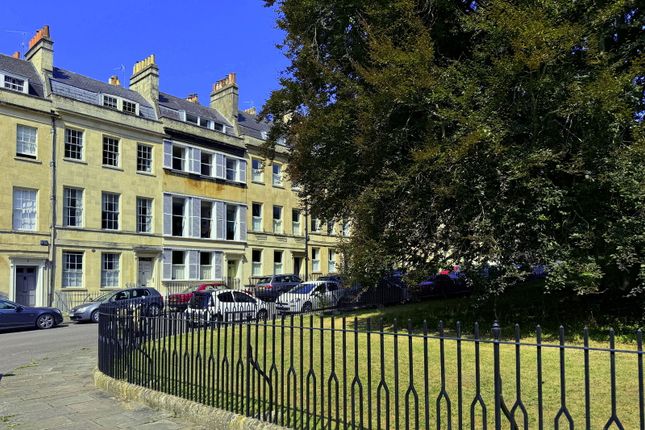 2-bed flat on 8 St. James's Square, £400,000