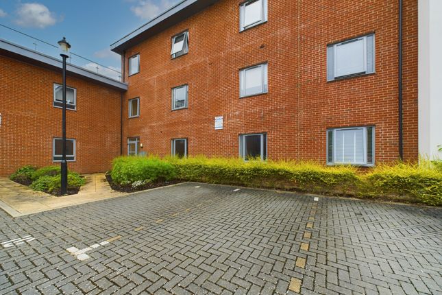 Thumbnail Flat to rent in Pallatia Court, High Wycombe, Buckinghamshire
