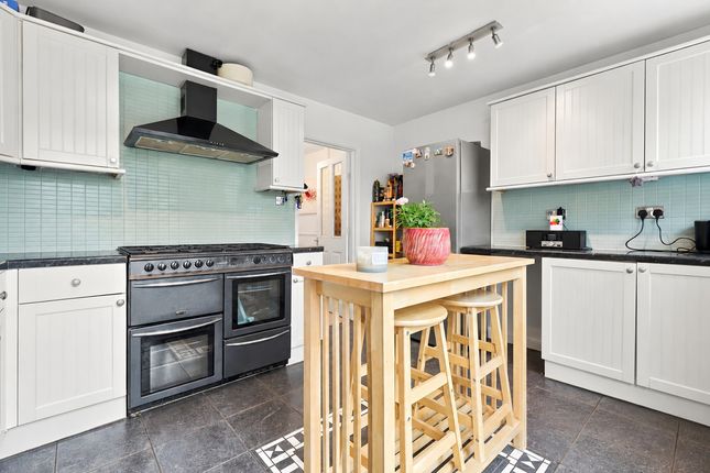 34d, Wellington Road, Enfield photo 2