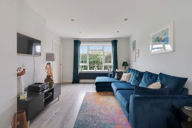 54 The Roundway, Esher photo 2