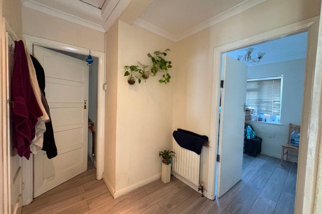 22 Rostrevor Gardens, Southall photo 2