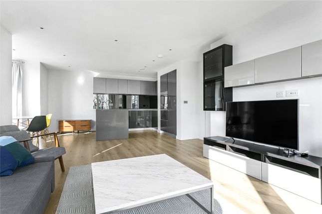 Flat to rent in Kempton House, Heritage Place, Brentford