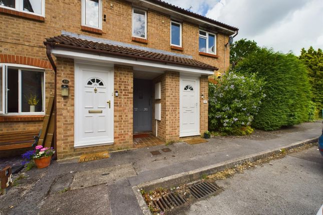Thumbnail Flat to rent in Glenview Close, Crawley