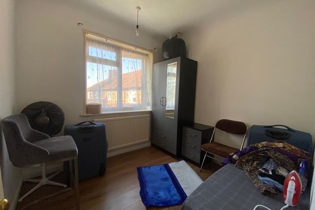7 Newhouse Walk, Morden photo 3