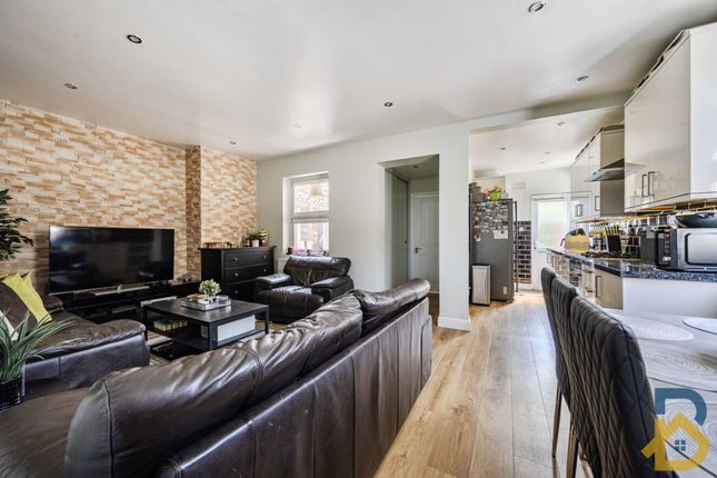 1 Walden Avenue, Rainham photo 4