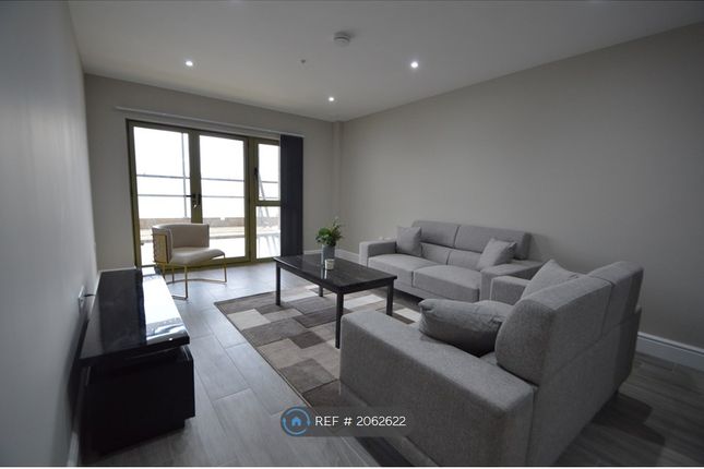 Flat to rent in Station Road, Langley, Slough
