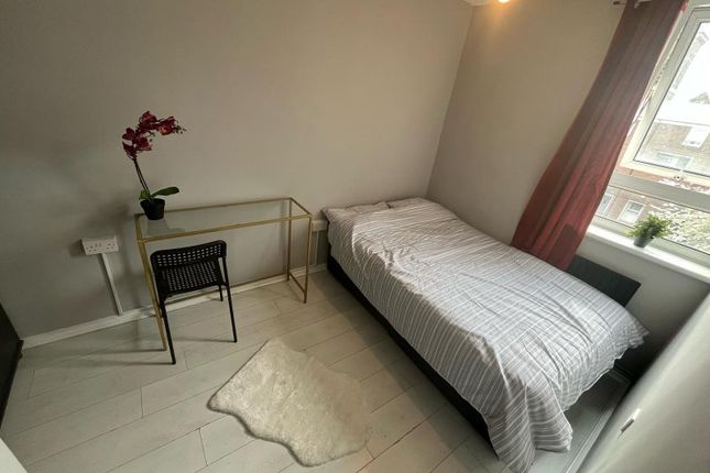 Room 1- £700 Available 01/12/2025