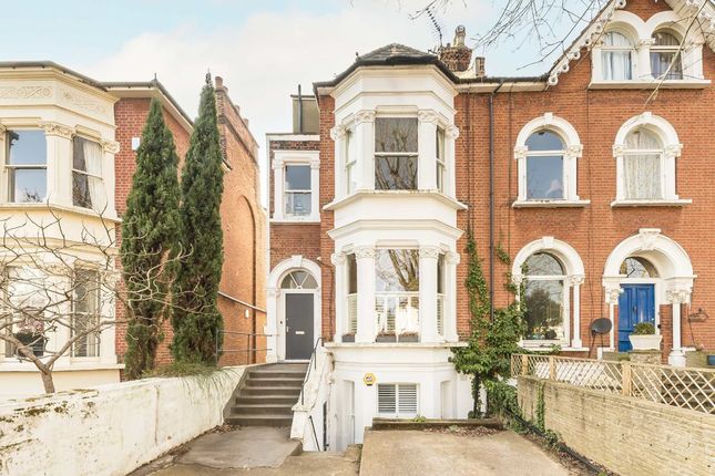 Flat for sale in Avenue Crescent, London