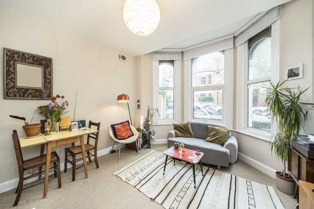 Flat to rent in Oakhurst Grove, London