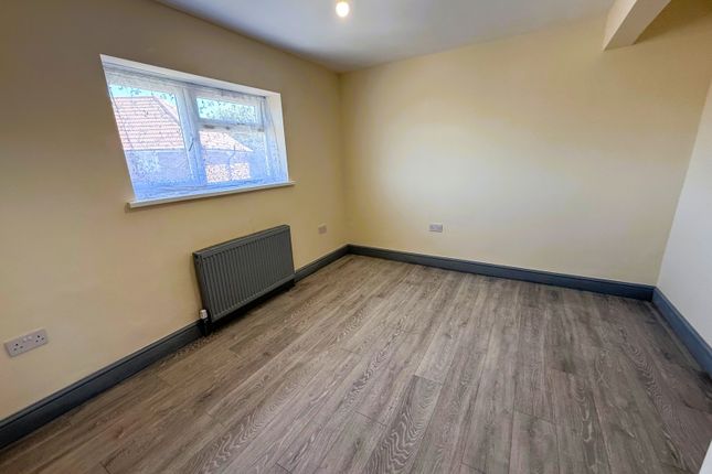 15 Monarch Close, FELTHAM photo 5