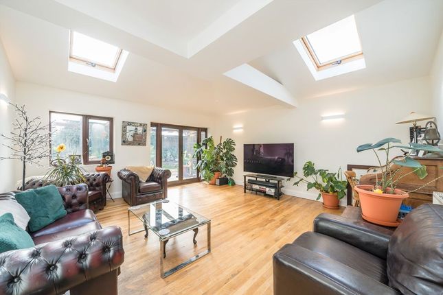 82, Elmer Gardens, Isleworth photo 2
