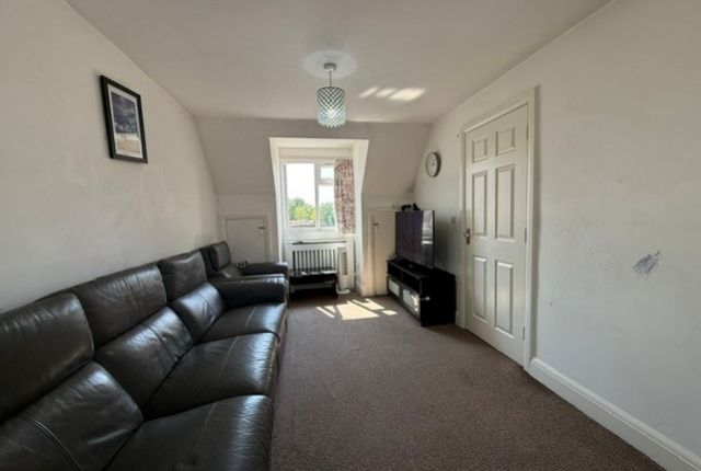 First floor flat 1a, Rayners Lane, Harrow photo 2