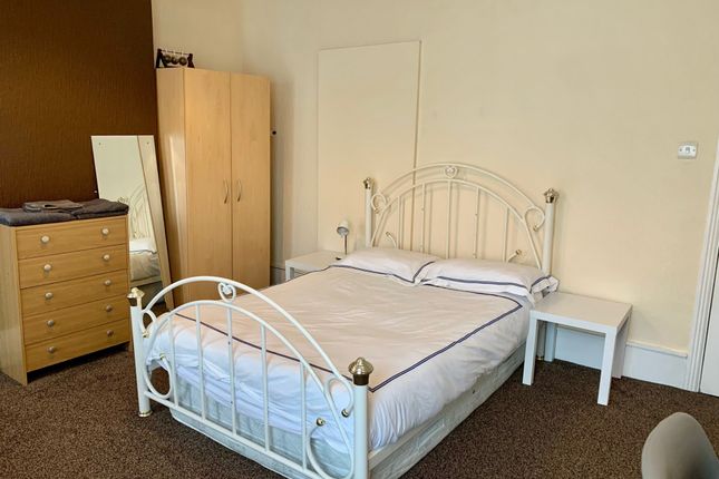 Thumbnail Shared accommodation to rent in Double Room, Private Shower, All Bills Included