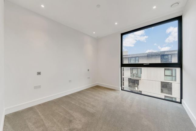 Flat to rent in Perilla House, Stable Walk, Aldgate, London