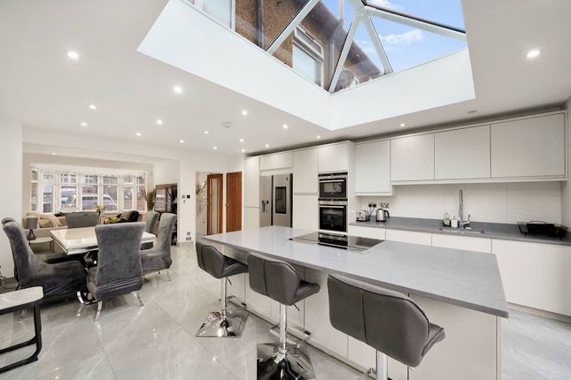 Bright & Spacious 3-Bed Home with Free Parking, Mount Park Road, Eastcote photo 2